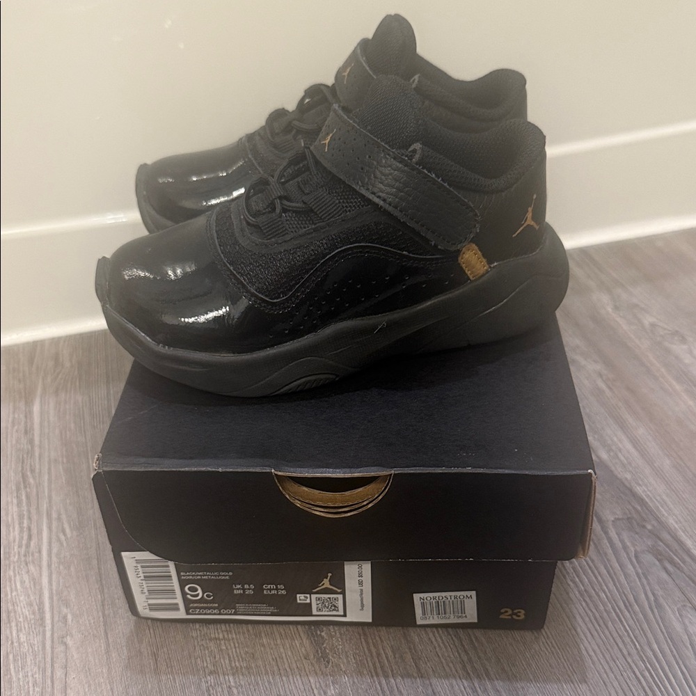 Jordan 11 CMFT Low Black/Metallic Gold